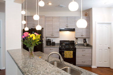 Kitchen - contemporary kitchen idea in Orlando
