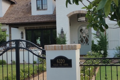 Example of an exterior home design in Phoenix