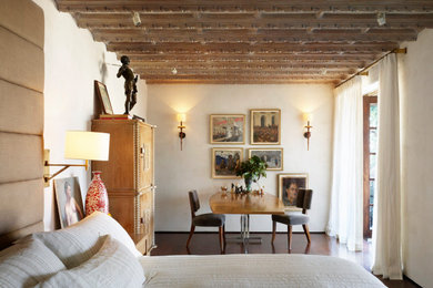 Imagen de dormitorio principal mediterráneo con paredes blancas, suelo de madera oscura, suelo marrón y casetón