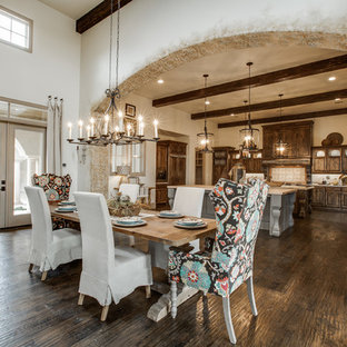 ダラスの巨大な地中海スタイルのLDKの画像 (ベージュの壁、無垢フローリング)