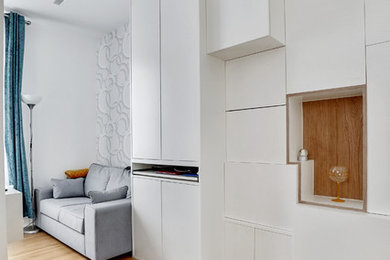 Réalisation d'un petit salon minimaliste avec parquet clair.