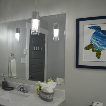 Bambury's Hillside Chalet - Main Bathroom