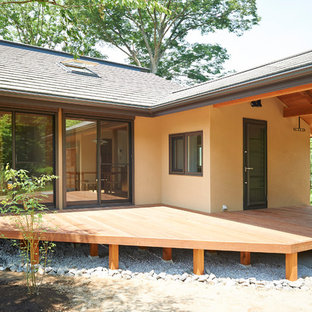 他の地域のアジアンスタイルのおしゃれなデッキ (張り出し屋根) の写真