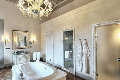 Idee per una stanza da bagno classica con vasca freestanding, piastrelle di marmo, pavimento in marmo, top in marmo e pavimento multicolore