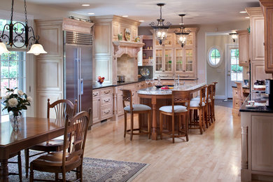 Kitchen - traditional kitchen idea in Boston