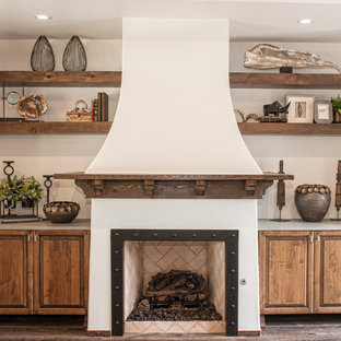 Großes, Fernseherloses, Offenes Mediterranes Wohnzimmer mit weißer Wandfarbe, dunklem Holzboden, Kaminofen, verputztem Kaminsims und braunem Boden in Austin