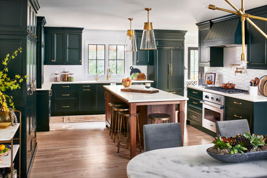 アトランタにある中くらいなトランジショナルスタイルのおしゃれなキッチン (アンダーカウンターシンク、フラットパネル扉のキャビネット、緑のキャビネット、パネルと同色の調理設備) の写真