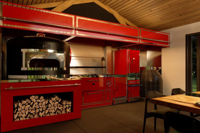 На фото: большая прямая кухня в викторианском стиле с техникой из нержавеющей стали с