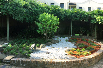 Diseño de jardín clásico pequeño en patio trasero con exposición parcial al sol