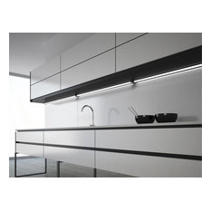 Luces pegadas a la base del armario