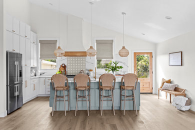 Kitchen - farmhouse kitchen idea in Orange County