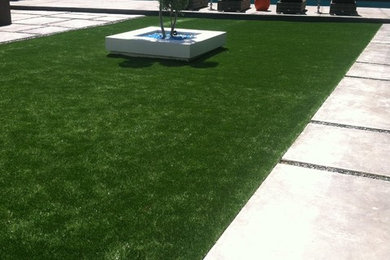 Design ideas for a mid-sized traditional full sun backyard landscaping in Los Angeles.