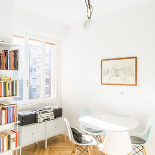Ispirazione per una piccola sala da pranzo minimal con pareti bianche, parquet chiaro e nessun camino