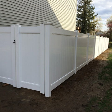 SOLID WHITE VINYL PRIVACY FENCE