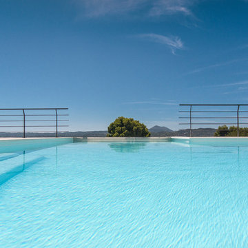 Piscina con pared de cristal
