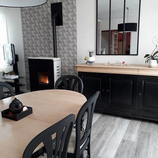 ブレストの中サイズのコンテンポラリースタイルのLDKの画像 (グレーの壁、ラミネートの床、グレーの床)