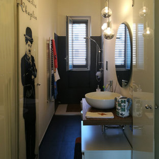 Badezimmer mit Wäscheaufbewahrung und freigelegten Dachbalken Ideen