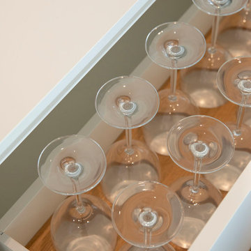 Küche mit Sideboard und Eichenbohlentisch