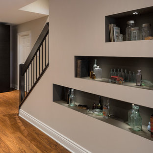 Ejemplo de sótano en el subsuelo contemporáneo, de tamaño medio, con paredes beige, suelo laminado y suelo marrón