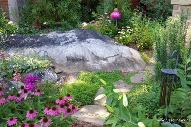 Ejemplo de jardín de estilo americano pequeño en patio lateral con adoquines de piedra natural
