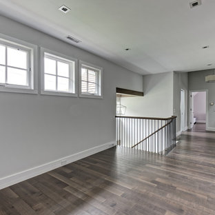 Foto på en vintage hall, med målat trägolv och brunt golv