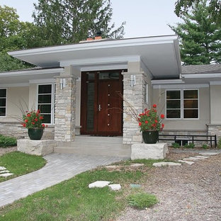 Inredning av ett asiatiskt mellanstort grått hus, med allt i ett plan och stuckatur