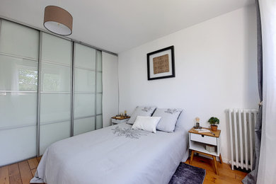 Cette photo montre une chambre.