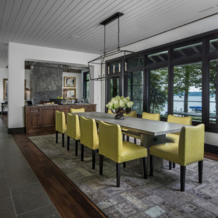 デトロイトのビーチスタイルのLDKの画像 (白い壁、濃色無垢フローリング、暖炉なし)