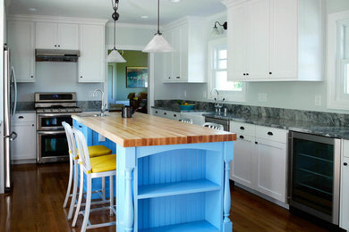 Kitchen - traditional kitchen idea in San Francisco