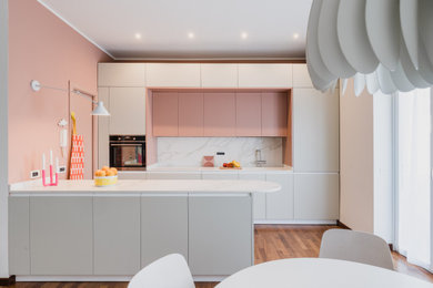 Ispirazione per una grande e bianca e tortora cucina parallela scandinava chiusa con lavello sottopiano, ante lisce, ante beige, top piastrellato, paraspruzzi bianco, paraspruzzi in gres porcellanato, elettrodomestici in acciaio inossidabile, parquet scuro, penisola, pavimento marrone e top bianco