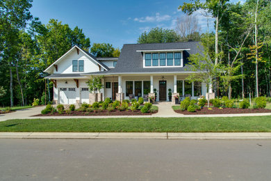 Farmhouse home design photo in Nashville