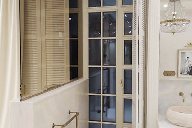 Стильный дизайн: большая главная ванная комната в стиле неоклассика (современная классика) с фасадами с филенкой типа жалюзи, бежевыми фасадами, душевой комнатой, белой плиткой, мраморной плиткой, бежевыми стенами, светлым паркетным полом, накладной раковиной, мраморной столешницей, бежевым полом, белой столешницей, тумбой под две раковины и напольной тумбой - последний тренд