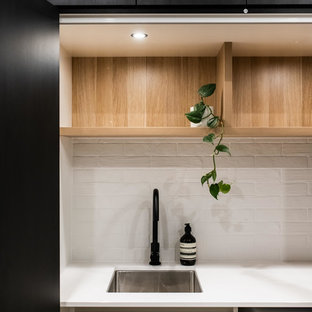 Hauswirtschaftsraum mit Porzellan-Bodenfliesen und ...