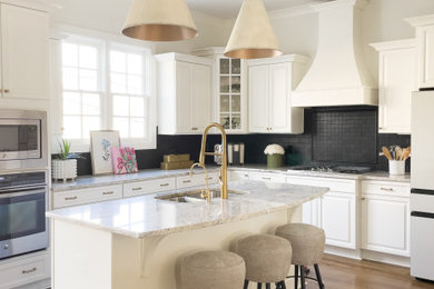 Kitchen - contemporary kitchen idea in Nashville