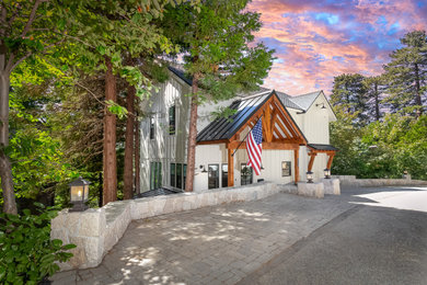 Example of a cottage home design design in Los Angeles