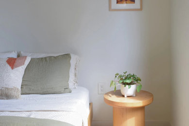 1950s bedroom photo in San Diego with white walls