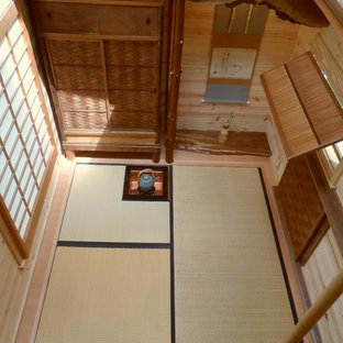 Idee per un piccolo soggiorno etnico aperto con pareti marroni, parquet chiaro e nessuna TV