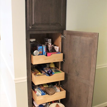 Starmark Kitchen in Maple Ridgeville w/ Decorative Edge in Slate w/ Ebony Glaze