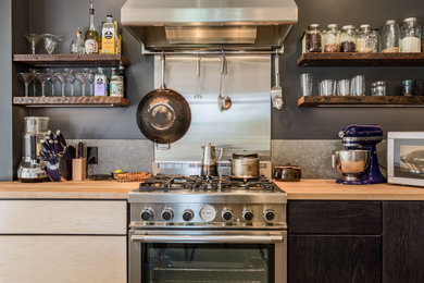 シアトルにあるお手頃価格の中くらいなインダストリアルスタイルのおしゃれなキッチンの写真