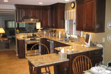 Example of a classic kitchen design in Detroit