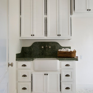 サンフランシスコのトラディショナルスタイルのおしゃれなランドリールーム (緑のキッチンカウンター) の写真