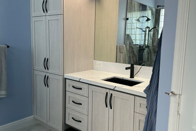 Bathroom - mid-century modern bathroom idea in Miami