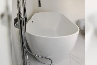 Esempio di un bagno di servizio minimalista di medie dimensioni con pareti bianche, pavimento in marmo, pavimento bianco e mobile bagno freestanding