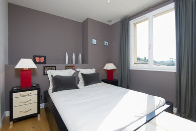 Cette photo montre une chambre d'amis tendance de taille moyenne.