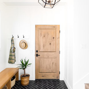 Landhausstil Eingang mit heller Holztür Ideen, Design & Bilder - August