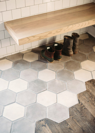 Zwei Bodenbeläge in einem Raum: Wie Holzboden mit Fliesenboden