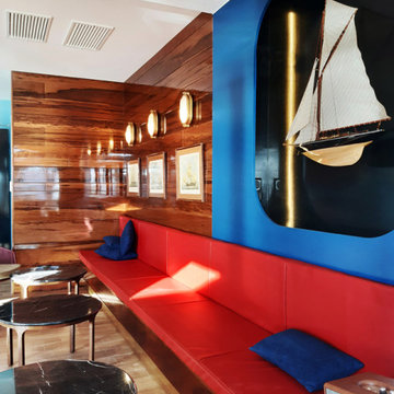 Un bar dans un petit port du Var - une rénovation d'inspiration marine