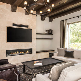 Modelo de salón mediterráneo con paredes beige, suelo de madera clara, chimenea lineal, marco de chimenea de baldosas y/o azulejos y televisor colgado en la pared