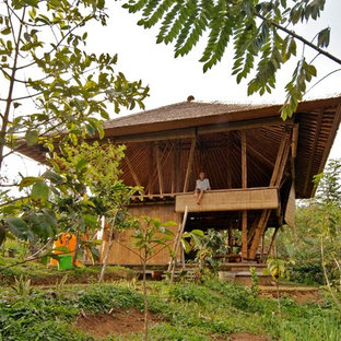 他の地域のトロピカルスタイルのおしゃれな二階建ての家の写真