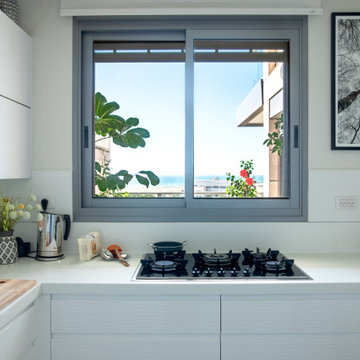 Weiße Küche mit Blick zum Meer